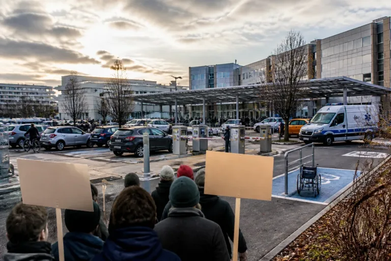 Clermont-Ferrand : le CHU Gabriel‑Montpied ouvre ses parkings payants, colère des usagers