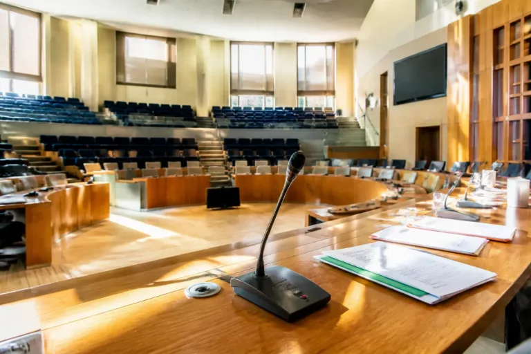 Clermont-Ferrand : le tribunal suspend la limite automatique du temps de parole au conseil municipal