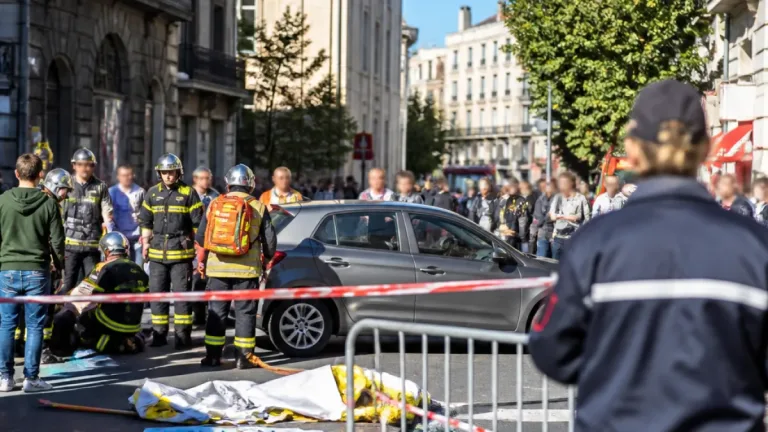 Clermont-Ferrand : une voiture traverse la marche pour le climat, plusieurs blessés