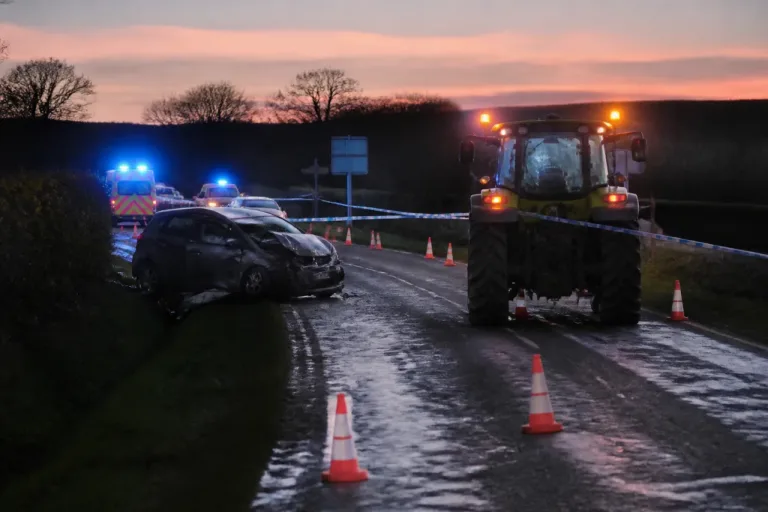 Collision voiture‑tracteur à Montsûrs sur la RD24 : un mort et deux blessés