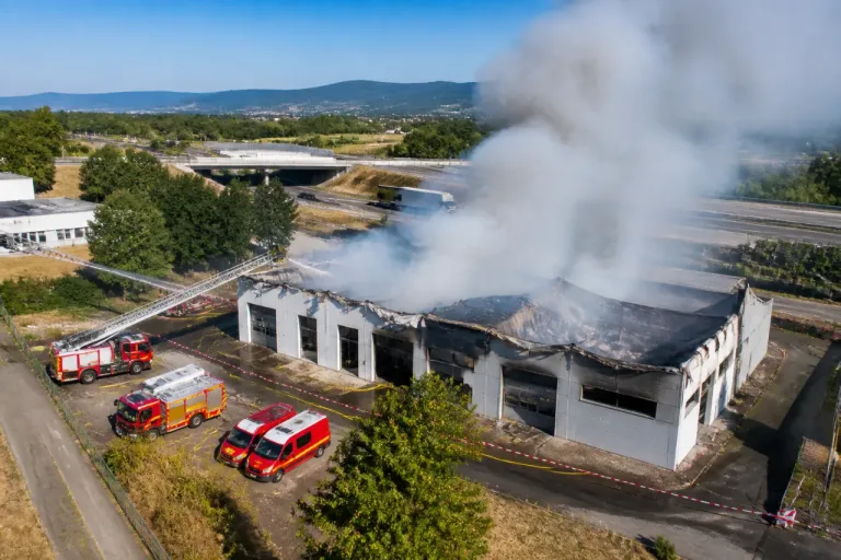 Colmar : incendie majeur ravage un centre de contrôle technique, pas de victime déclarée