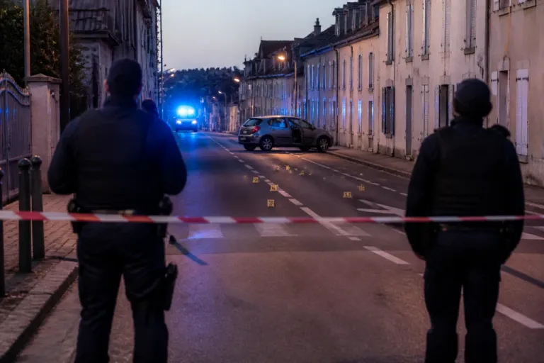 Coups de feu à Pithiviers: un policier ouvre le feu après une fuite en voiture