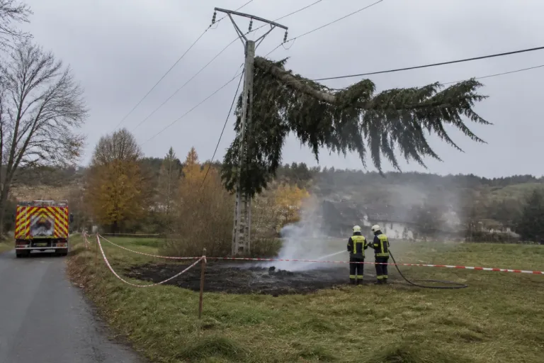 Coupure géante et début d’incendie à Sauret-Besserve après la chute d’un arbre