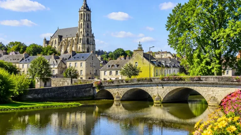 Croix gammées et insultes néonazies à La Flèche : la ville choque et porte plainte