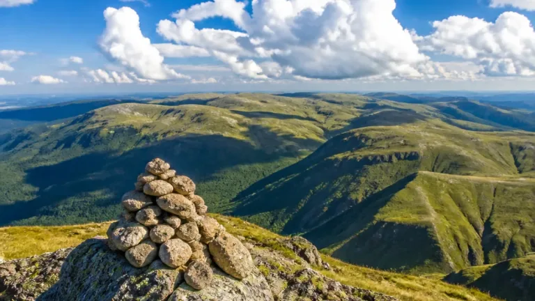 Cumulus et soleil aux Monts du Cantal : vue depuis le Puy de Peyre-Arse