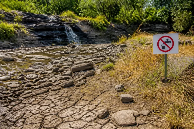 Dans le Haut‑Doubs, rivières à sec et paysages minéraux après une sécheresse précoce