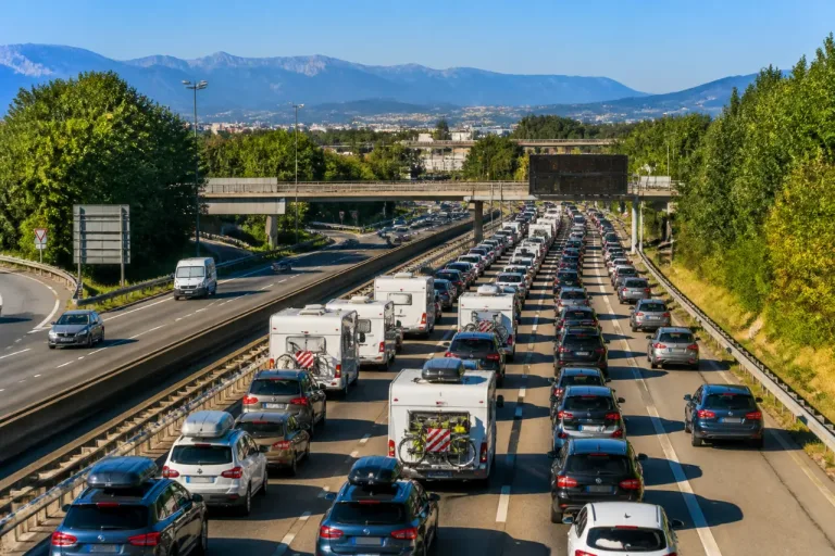 Départs en vacances: A7 à éviter depuis Lyon, créneaux critiques tout le week-end