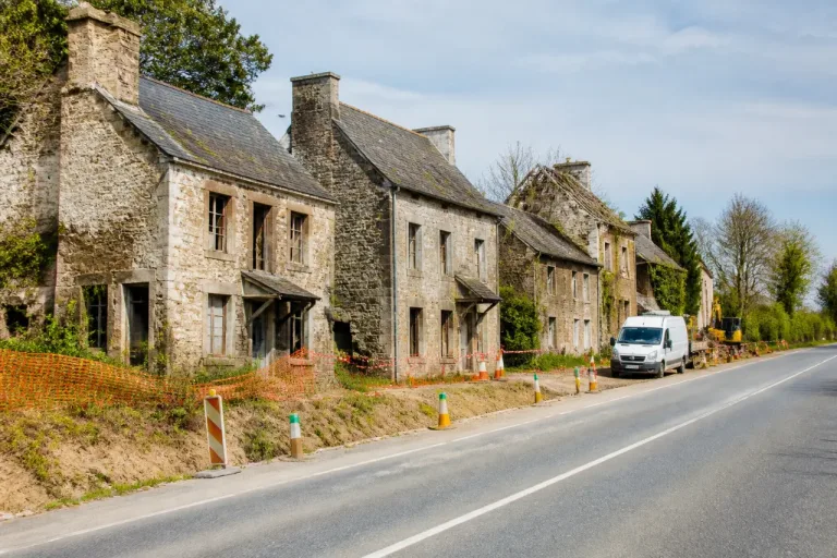 Des études environnementales bloquent encore la démolition des maisons le long de la D 972