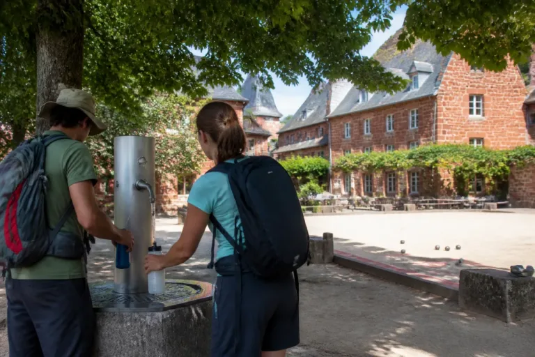 Des fontaines d’eau gratuites en Corrèze : à Collonges-la-Rouge, un geste utile et écologique