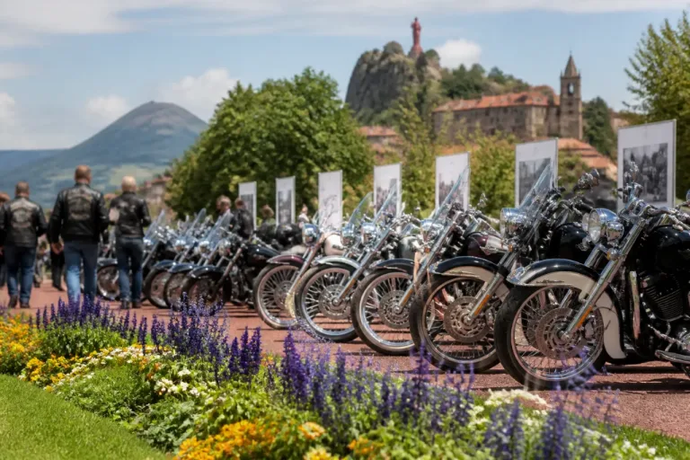 Des Harley Heritage Springer font étape au Puy-en-Velay et sillonnent la Haute-Loire