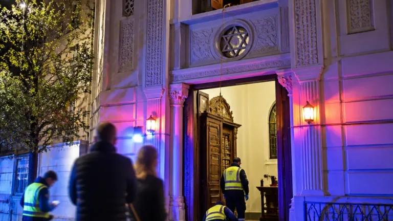 Des rouleaux de la Torah dérobés dans la grande synagogue de Levallois‑Perret : une communauté sous le choc