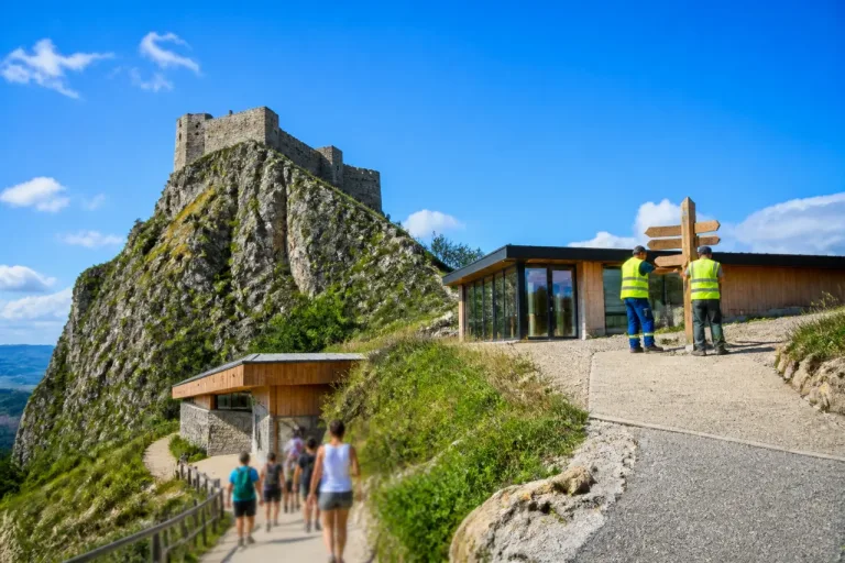 Des visiteurs contournent la billetterie au château de Montségur : des travaux pour rétablir l’accès payant