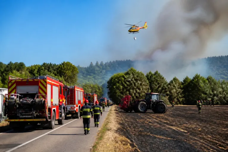Deux feux dans le Luberon mobilisent une centaine de pompiers, l'origine liée à du matériel agricole
