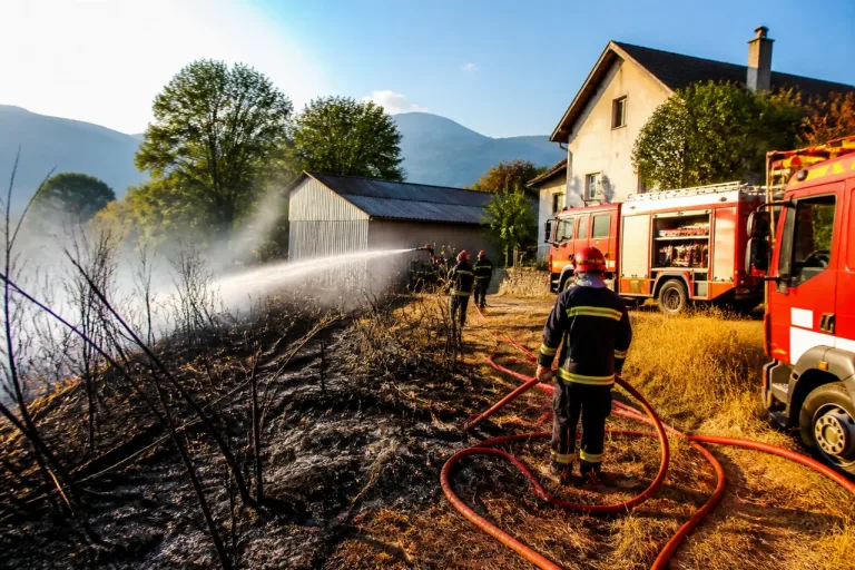 Deux feux de végétation en Isère: maison menacée à Jardin, 3 hectares brûlés à Pisieu