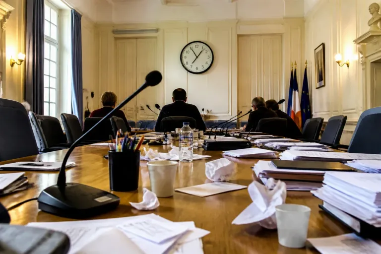 Dolus-d’Oléron : séance marathon et tensions lors d’un conseil municipal électrique