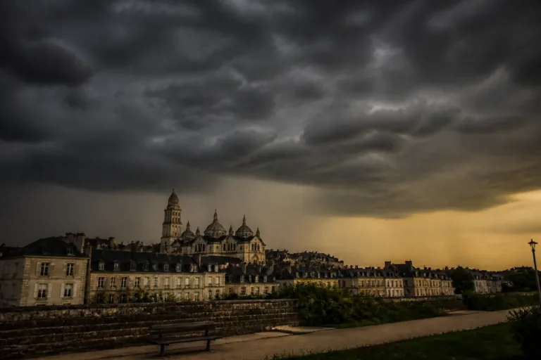 Dordogne en vigilance orange: orages violents attendus ce soir, canicule maintenue