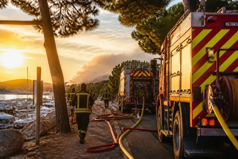 Douze pompiers de Loire‑Atlantique déployés à Port‑Barcarès et Canet pour renforcer la lutte contre les feux