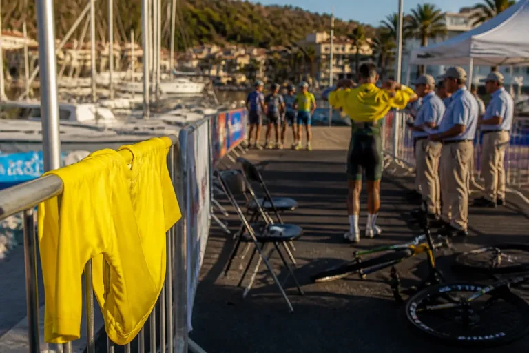 Elijah Witzack s'impose au Marin et endosse le maillot jaune après la 1re étape