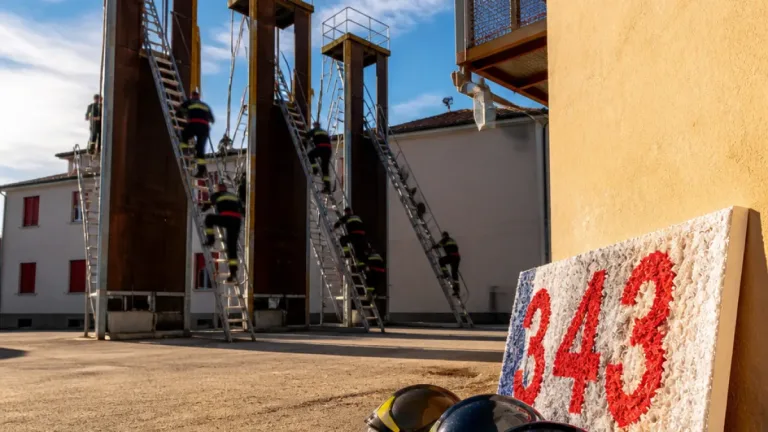 En Corse‑du‑Sud, les pompiers gravent des marches pour ne pas oublier les 343 du FDNY