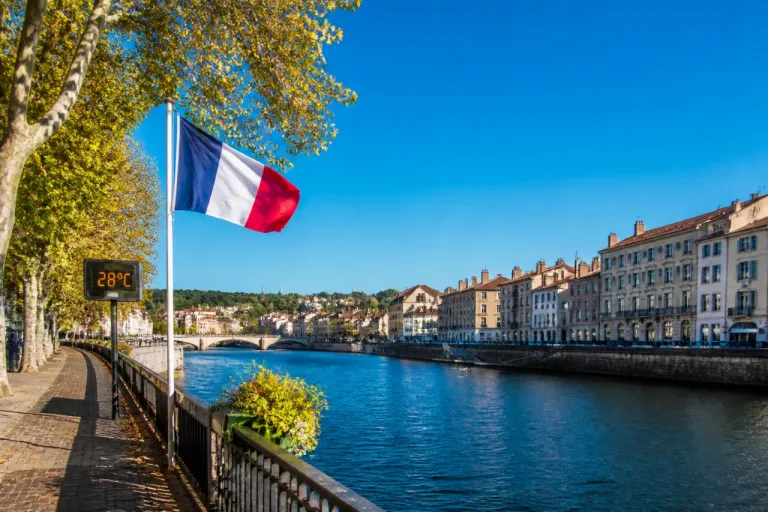 Épinal : grand ciel bleu et chaleur modérée, vent faible mais rafales possibles