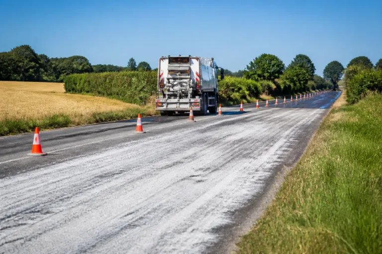 Eure‑et‑Loir : pour limiter le bitume qui fond, le Département blanchit certaines routes
