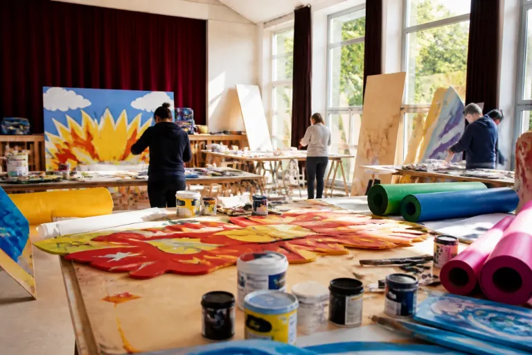 Évreux — À Claville, les bénévoles préparent les décors du festival Lez'Arts à la Mare
