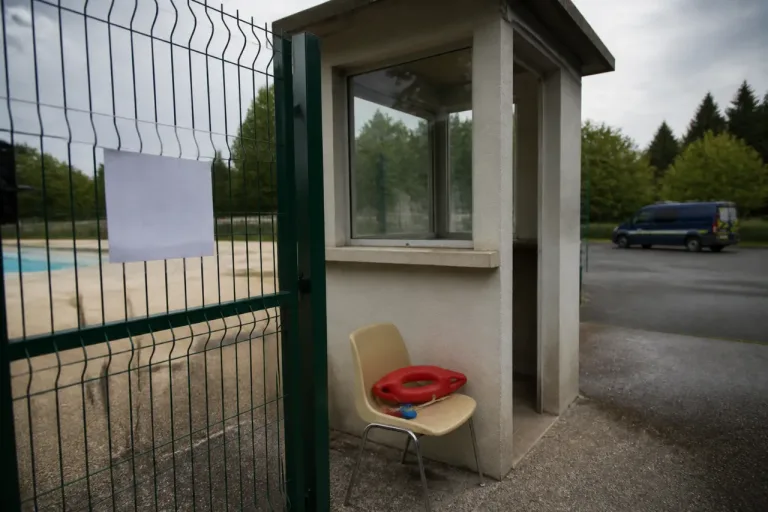 Excideuil: un maître-nageur licencié, enquête ouverte sur une interdiction liée aux mineurs