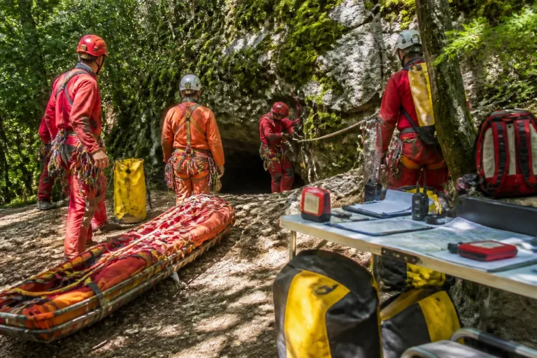 Exercice au gouffre Hadès : 23 spéléologues entraînés aux secours souterrains