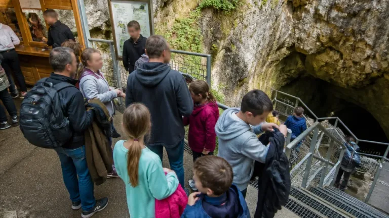 Face à la canicule, les grottes corréziennes attirent des visiteurs en quête de fraîcheur