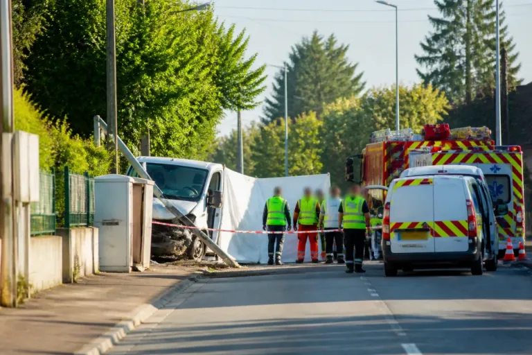 Faremoutiers : une camionnette percute une armoire électrique, une conductrice grièvement blessée