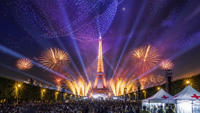 Feu d’artifice du Champ‑de‑Mars : spectacle tiré depuis la tour Eiffel et 1 600 drones