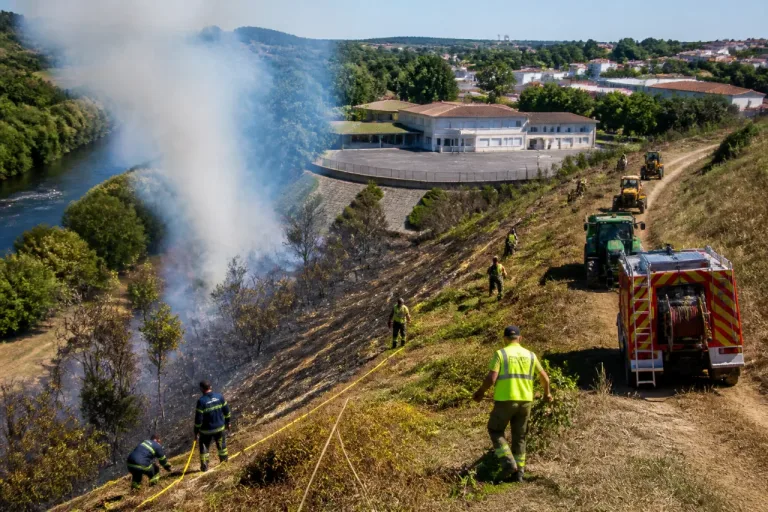 Feu de broussailles maîtrisé près d’une école à Nueil‑les‑Aubiers