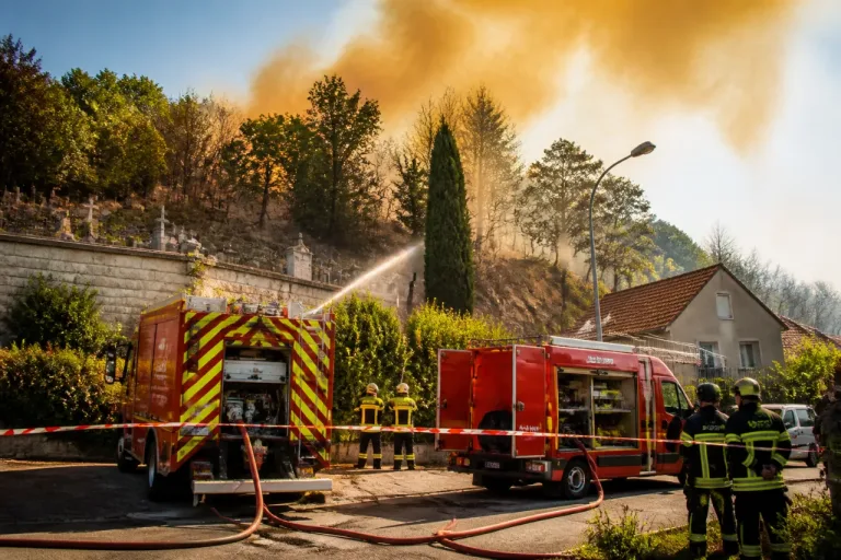Feu de forêt aux portes de Dijon : intervention en cours et consignes de prudence