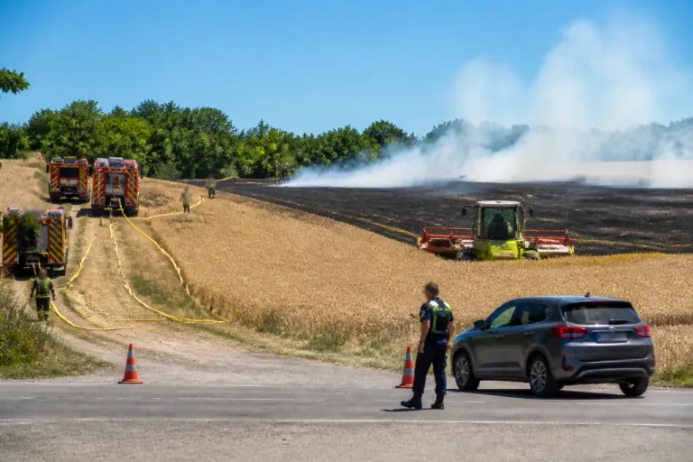 Feu de récolte à Peyrilhac : 3 hectares partent en fumée, les pompiers sauvent 10 hectares