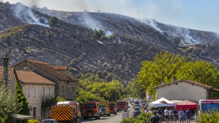 Feu de végétation à Cieurac : 86 personnes évacuées, l'incendie désormais fixé