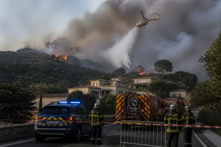 Feu de végétation près de Nice: hélicoptère mobilisé et route coupée à Saint-Laurent-du-Var