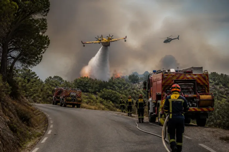 Feu en cours à Cotignac: moyens aériens engagés sur la route de Montfort