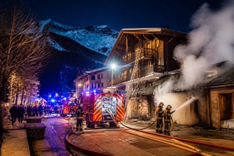 Feu en plein centre de Chamonix : plus de 40 pompiers mobilisés pour circonscrire un chalet