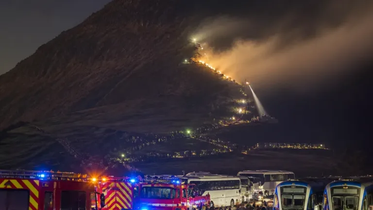Feu maîtrisé sur le puy de Dôme pendant les Nocturnes : évacuation sans blessé