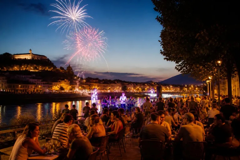 Feux d’artifice, bals et terrasses: l’été s’embrase en Ardèche Hermitage