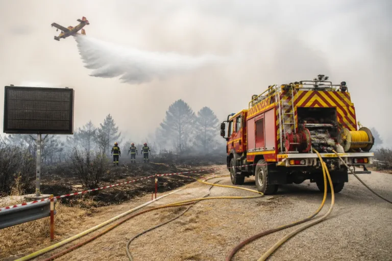 Feux de forêt: l’Hérault passe en orange mardi puis rouge mercredi, deux sinistres maîtrisés
