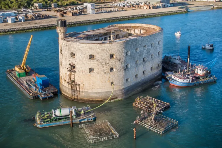 Fort Boyard : avancement des travaux en mer, risberme renforcée et terrassement en cours