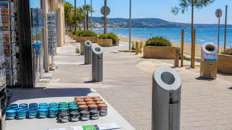 Fréjus : la commune distribue 3 000 cendriers de poche pour réduire les mégots