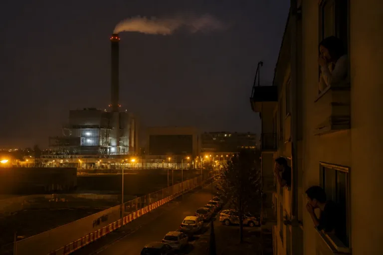 Fumées et odeurs à l’incinérateur d’Ivry : tests défaillants et défiance des riverains