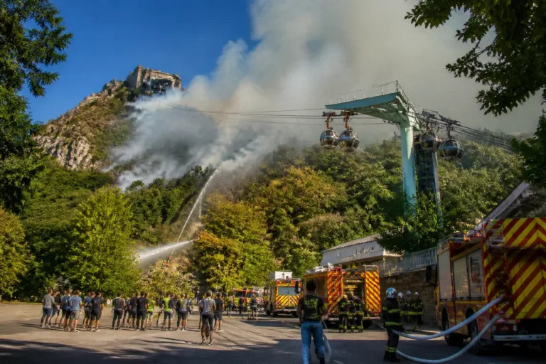 Grenoble : incendie sur les flancs de la Bastille, le site évacué et des accès fermés