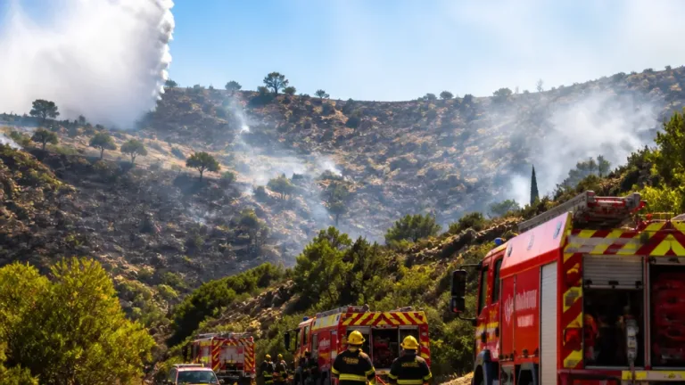 Gros Bessillon : l’incendie maîtrisé mais le feu reste actif, 370 pompiers mobilisés