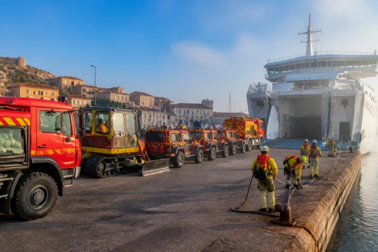 Haute-Corse : 17 pompiers et sept véhicules embarquent pour soutenir la lutte contre les feux du sud