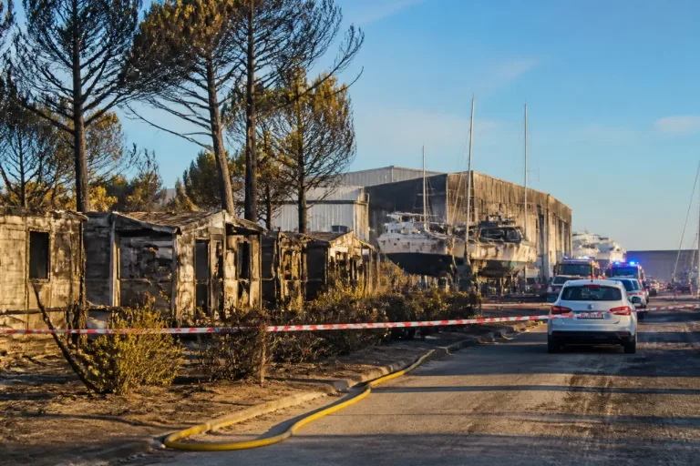 Incendie à Canet-en-Roussillon: 30 ha brûlés, 3 campings touchés, Catana impacté