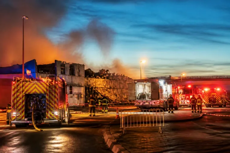 Incendie à Colmar : un centre de contrôle technique ravagé, le bâtiment menace de s'écrouler