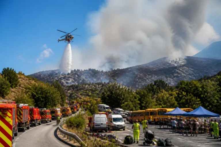 Incendie à Die : 2 000 hectares partis en fumée, évacuations et centres de vacances relogés
